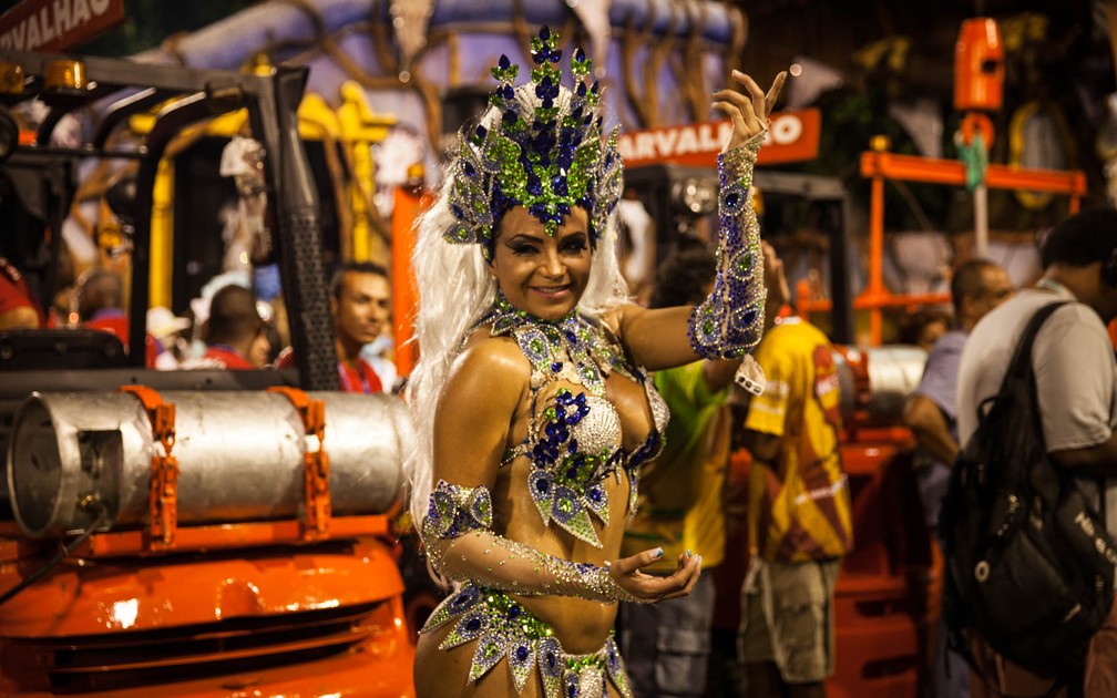Shayene Cesário se prepara para desfilar pela São Clemente — Foto: Fabio Tito/G1