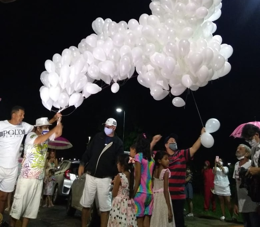 Acreanos receberam 2021 com um 1 minuto de silêncio e soltaram balões brancos em homenagem a mortos pela Covid — Foto: Alcinete Gadelha/G1