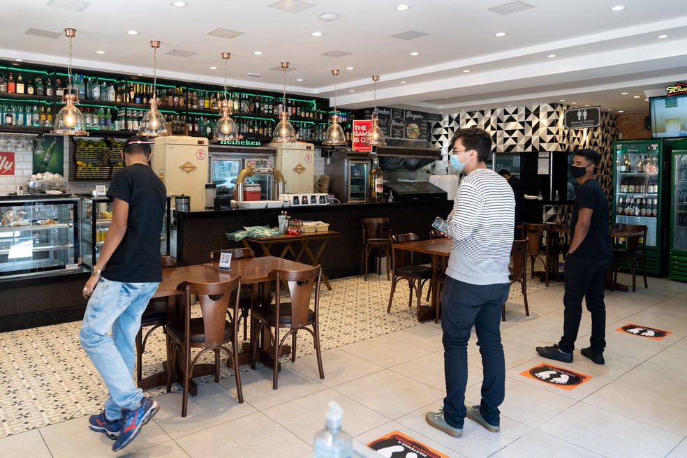 Clientes fazem distanciamento social durante reabertura de bares e restaurantes em SP &mdash; Foto: Marcelo Brandt/G1