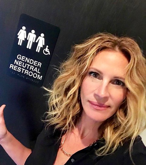 A imagem feita pela atriz Julia Roberts em frente a um banheiro aberto a todos os gêneros (Foto: Instagram)