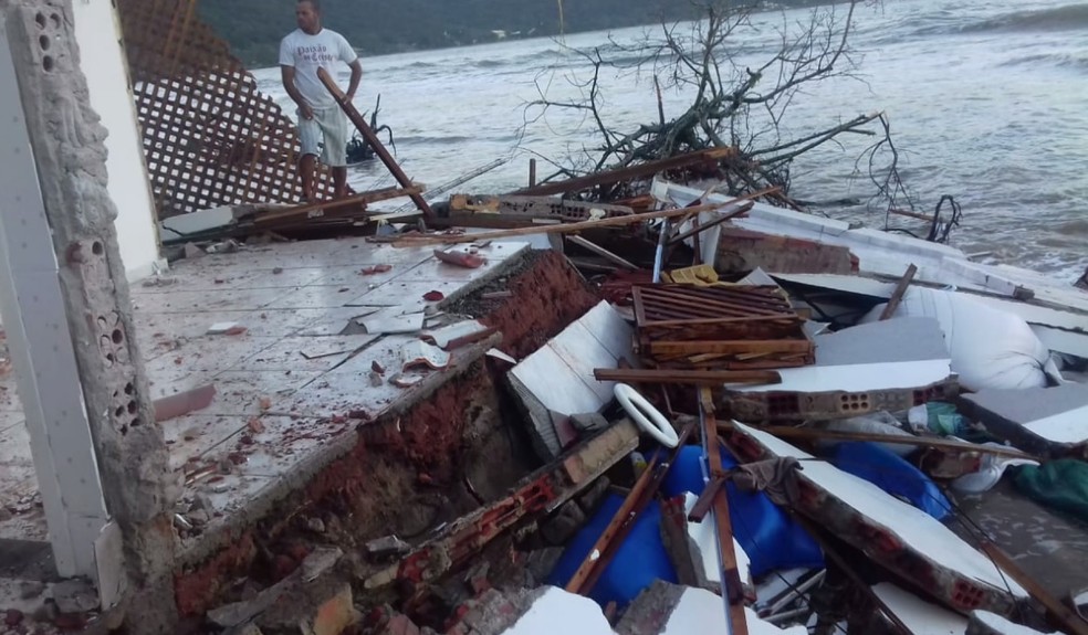 ressaca destroi parte de casa em praia de guaratuba fotos parana g1