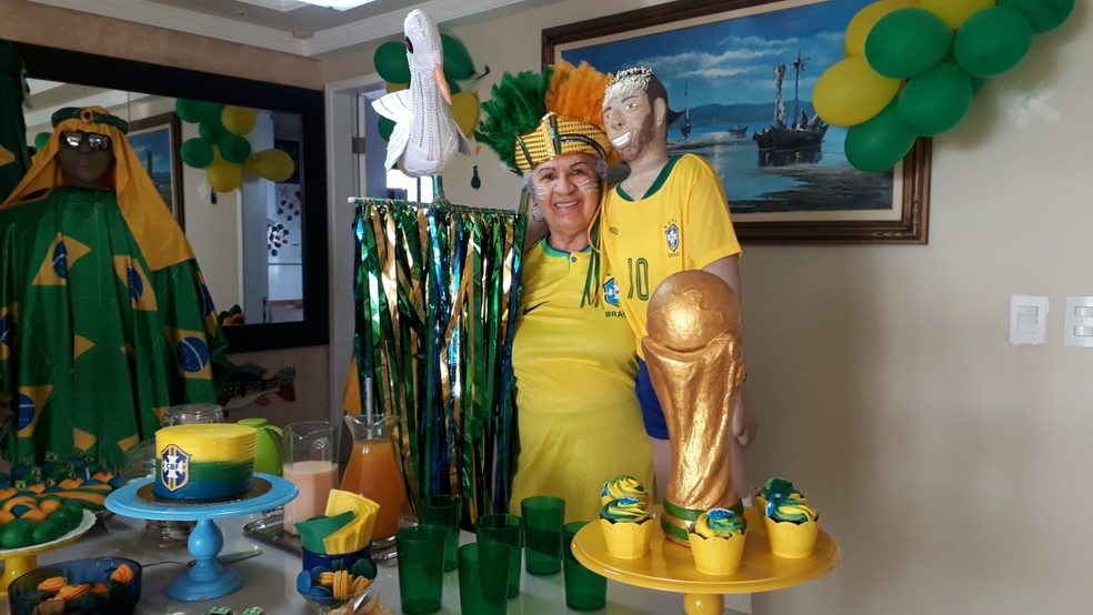 Moradora do Grande Recife, Sônia Moura criou bonecos em homenagem a Neymar e Richarlison — Foto: Camila Torres/TV Globo