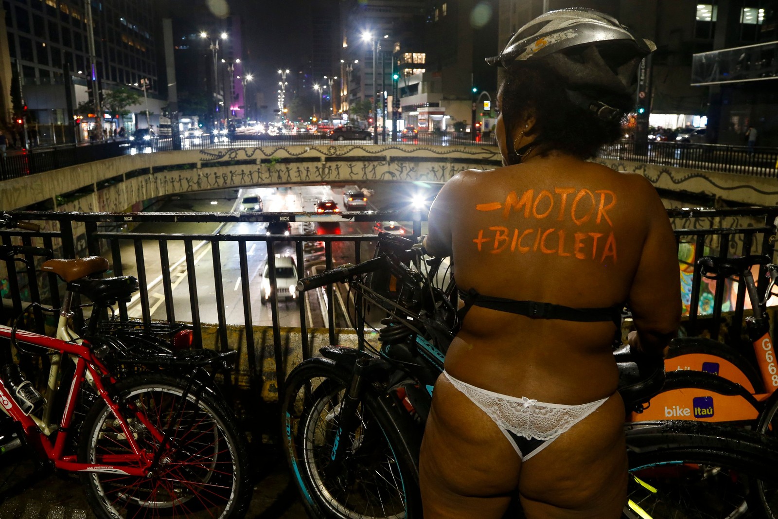 Em manifestação, ciclistas pedalaram pelados durante a noite, em SP — Foto: AFP/MIGUEL SCHINCARIOL