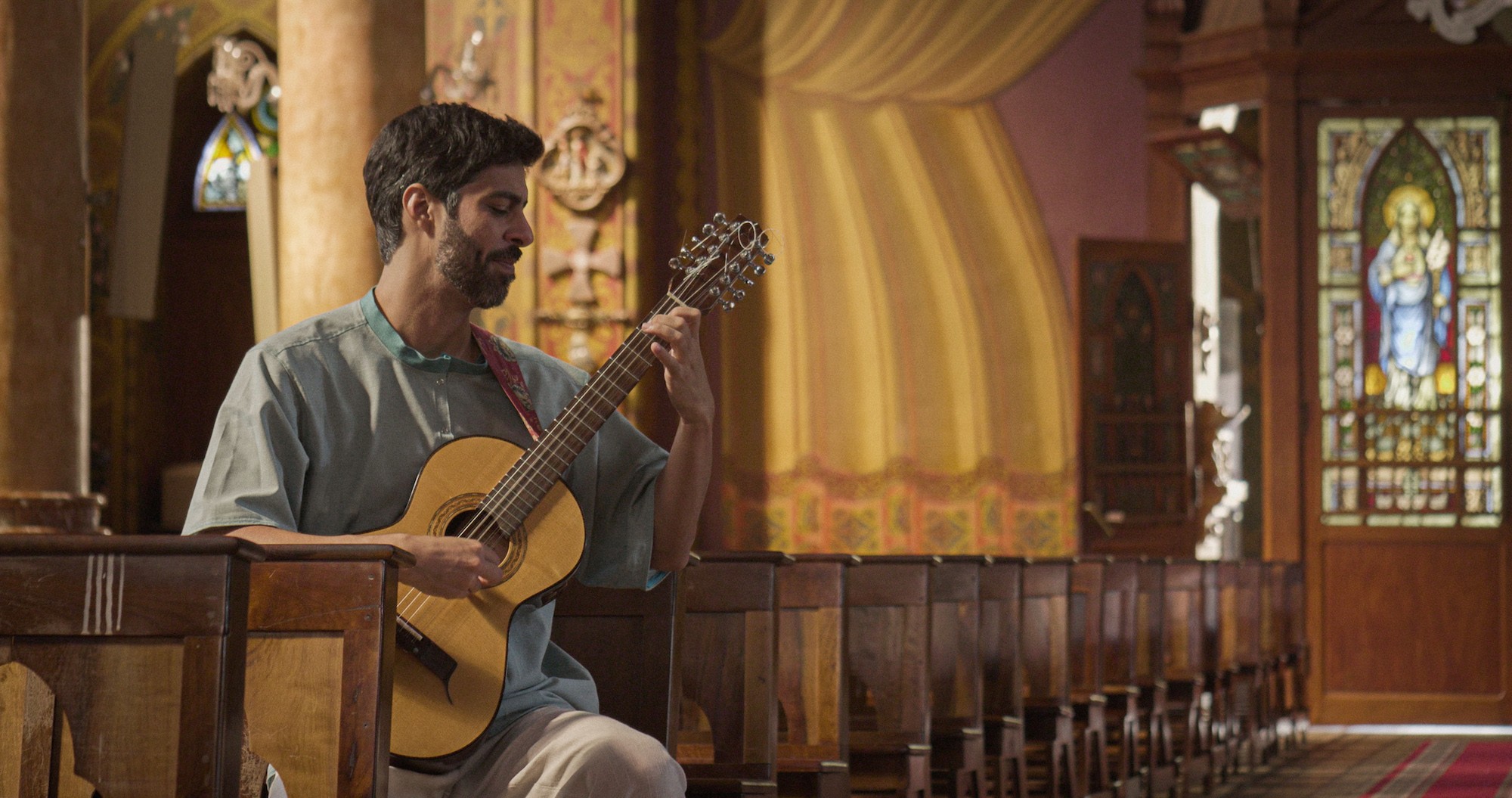Caio de Souza expõe vários matizes do 'pinicado da viola' em série de três álbuns audiovisuais 
