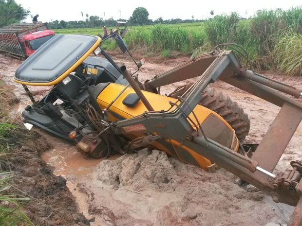 Máquina atolada em estrada danificada pelas chuvas em Iguatemi MS (Foto: Ramão Lino Guerreiro/Comdec-Iguatemi)