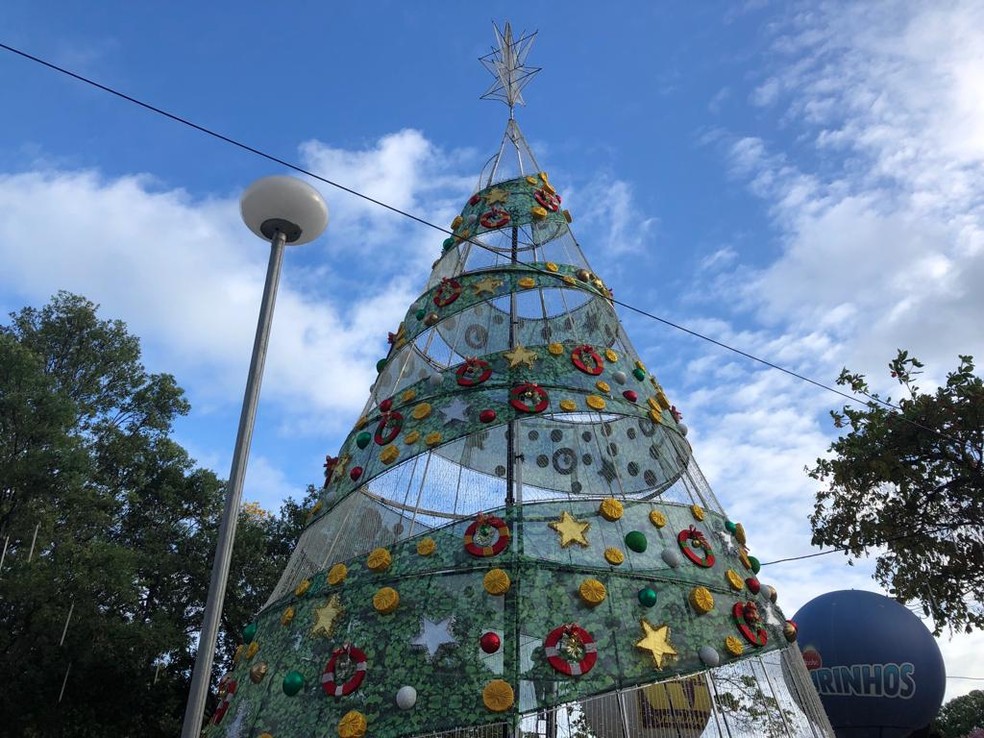 Árvore de Natal da Globo tem 18 metros e fica localizada na Rua da Aurora, no Centro do Recife — Foto: Pedro Alves/G1