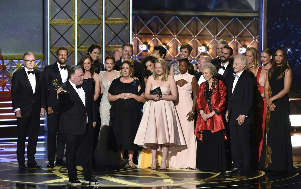 Elenco e equipe de 'The Handmaid's Tale' recebe o Emmy de melhor série dramática (Foto: Frederic J. Brown/AFP)