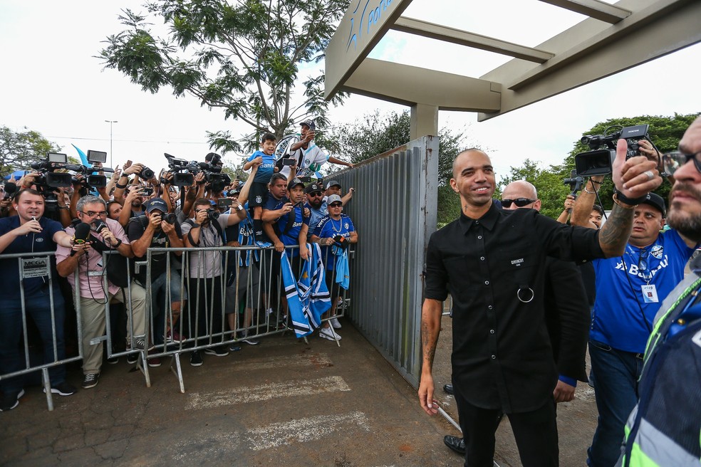 Diego Tardelli na chegada ao Grêmio — Foto: Lucas Uebel/Divulgação/Grêmio