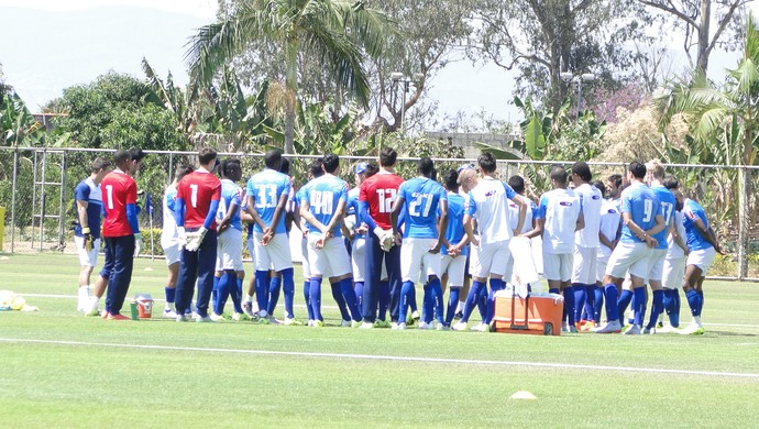 Após conversa, Mano orienta treino puxado e esboça time para domingo
