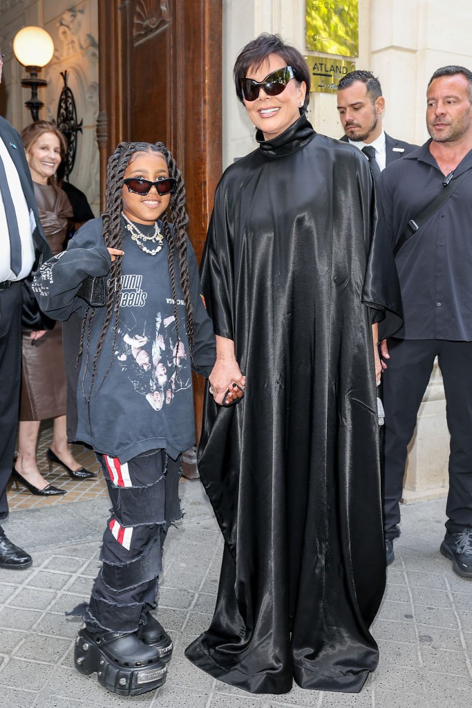 PARIS, FRANCE - JULY 06: North West and Kris Jenner arrive at Balenciaga on July 06, 2022 in Paris, France. (Photo by Jacopo M. Raule/Getty Images For Balenciaga) (Foto: Getty Images For Balenciaga)