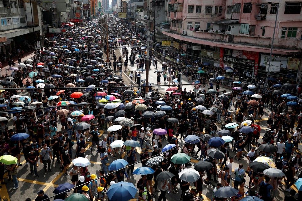Manifestantes em Yuen Long — Foto:  Reuters/Edgar Su