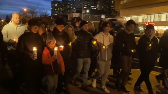Amigos fazem vigília em Toronto para homenagear brasileiro assassinado em metrô; vídeo