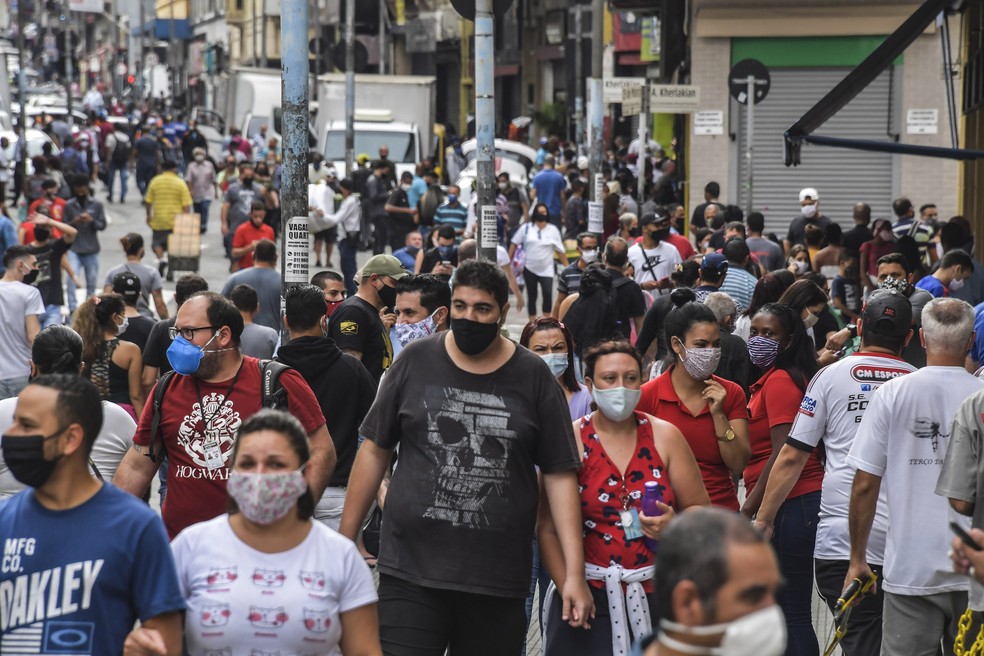 Movimentação na região central de São Paulo (SP), no primeiro dia de reabertura do comércio de rua, em 10 de junho. — Foto: Nelson Almeida/AFP