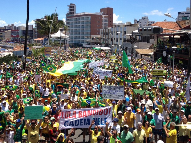 Manifestantes levam faixas para pedir a saída da presidente Dilma do poder e a prisão do ex-presidente Lula, Salvador, Bahia (Foto: Henrique Mendes/ G1)
