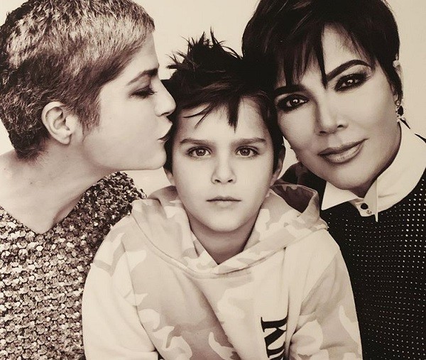 A atriz Selma Blair compartilhou foto ao lado do filho Artur e de Kris Jenner (Foto: Instagram)