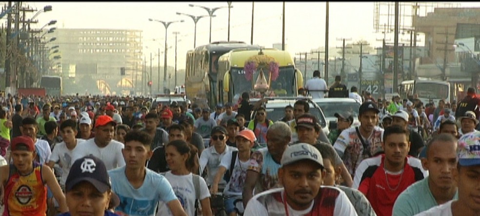 FiÃ©is acompanhando a imagem de Nossa Senhora de NazarÃ© â Foto: ReproduÃ§Ã£o/TV Liberal