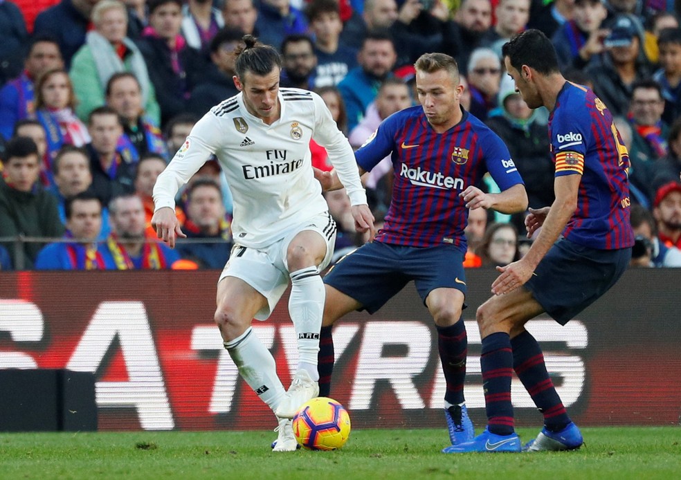 Arthur e Bale em Barcelona x Real Madrid — Foto: Reuters