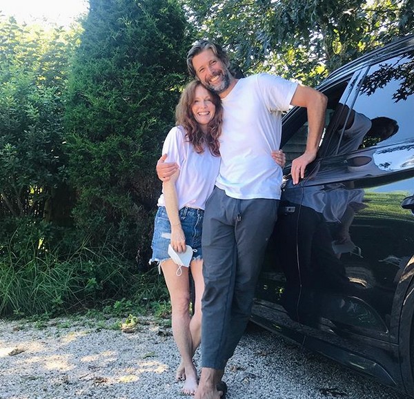 A foto compartilhada pela atriz Julianne Moore para celebrar seu aniversário de 17 anos de casamento com o cineasta Bart Freundlich (Foto: Instagram)