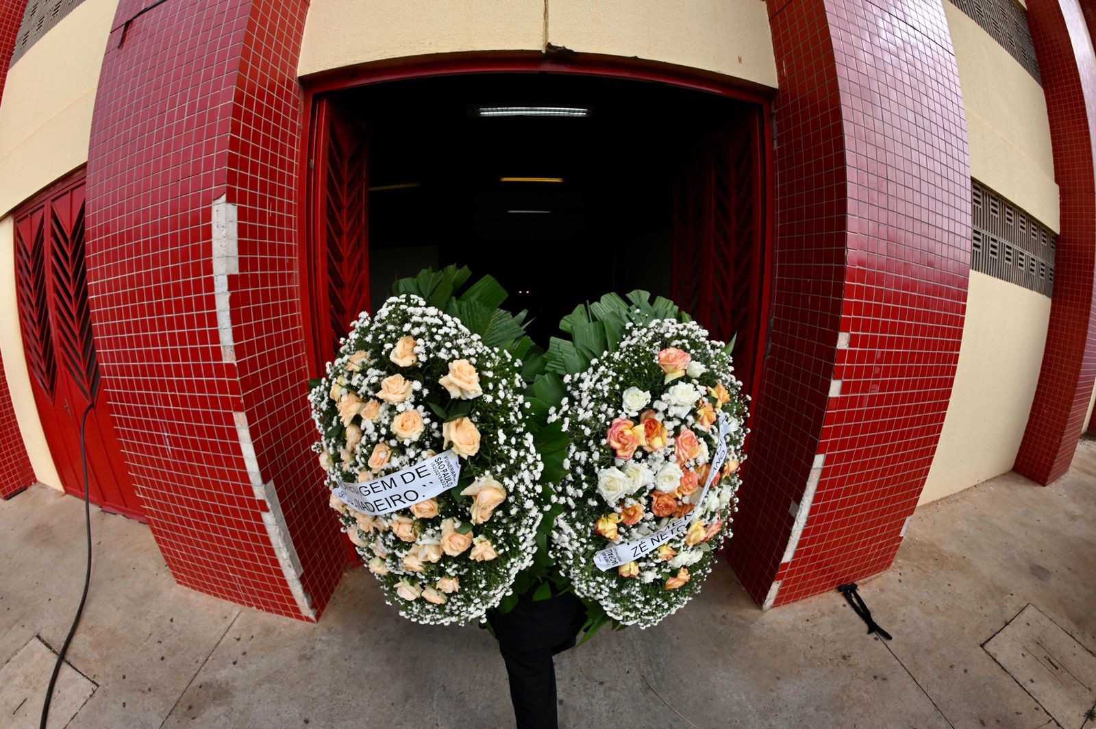 Coroa de flores no velório de Marília Mendonça, enviada pelos sertanejos Zé Neto e Cristiano (Foto: Cristiano Borges/AgNews)