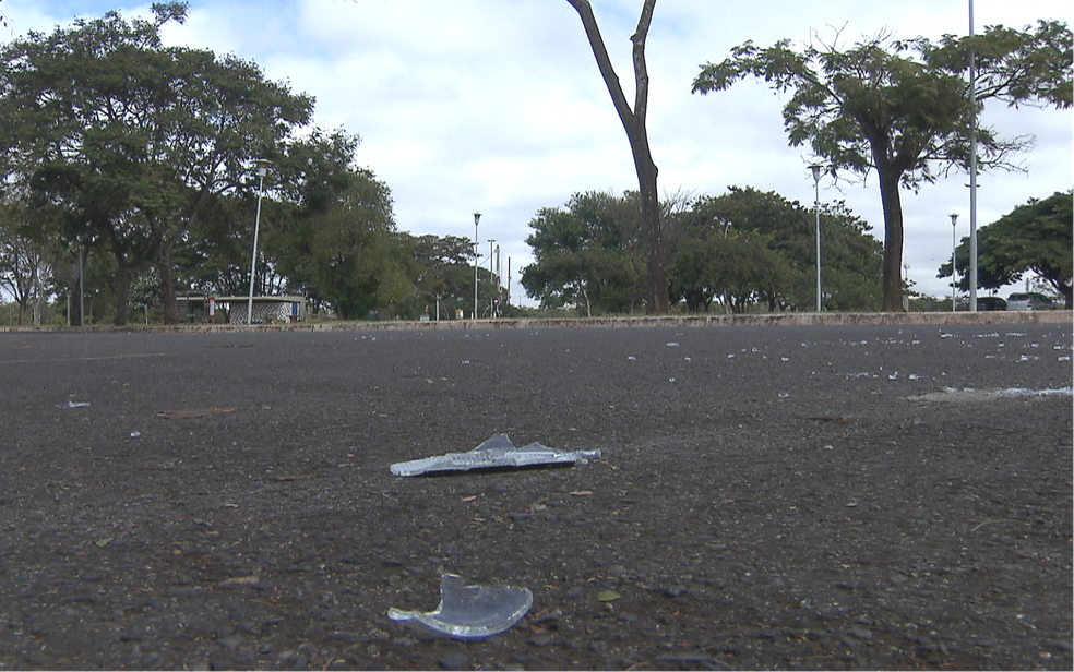 Cacos de vidro no chão de estacionamento do Parque da Cidade em Brasília onde adolescente de 17 anos foi linchado (Foto: TV Globo/Brasília)