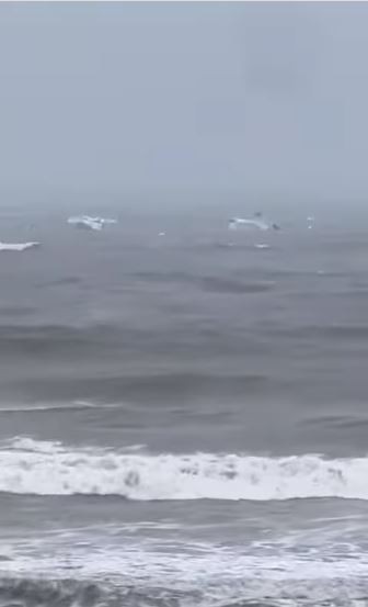 Clube flutuante é arrastado para o mar em Balneário Camboriú durante passagem de ciclone; VÍDEO