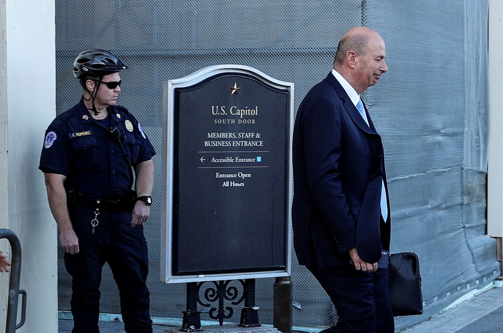 Gordon Sondland, embaixador dos EUA na União Europeia, depois de prestar depoimento à comissão que investiga Donald Trump, no dia 28 de outubro de 2019 — Foto: Siphiwe Sibeko/Reuters