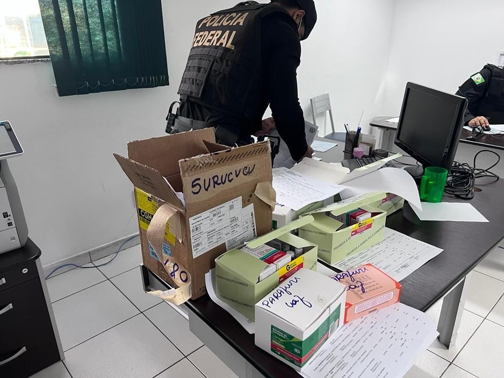 Pol&iacute;cia Federal cumpre mandos de busca e apreens&atilde;o em opera&ccedil;&atilde;o contra fraude em compra de rem&eacute;dios para ind&iacute;genas &mdash; Foto: Pol&iacute;cia Federal/Divulga&ccedil;&atilde;o