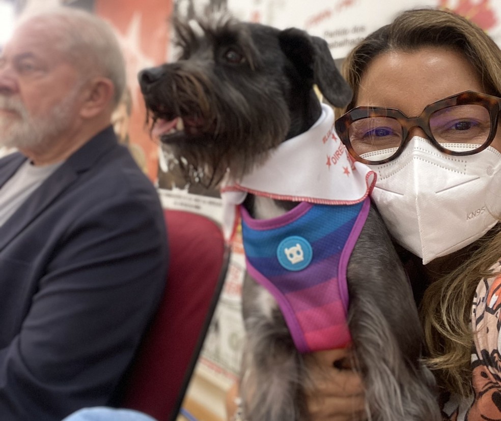 Janja posa ao lado de Lula, durante agenda, e com sua cachorrinha — Foto: Reprodução/Redes Sociais