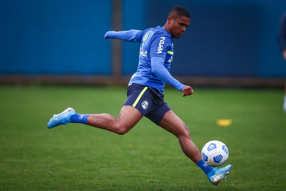 Douglas Costa em treino do Grêmio — Foto: Lucas UEbel/Grêmio