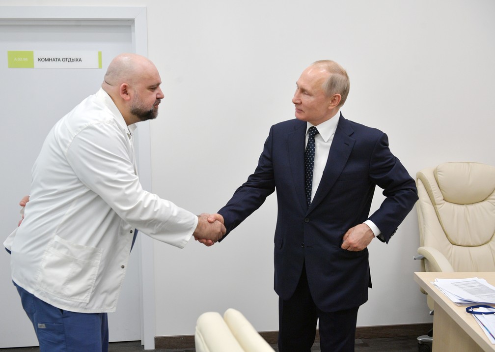 O presidente russo Vladimir Putin cumprimenta o chefe do hospital de Moscou que trata pacientes com coronavírus,Denis Protsenko — Foto: Alexey Druzhinin/Sputnik/AFP/Arquivo