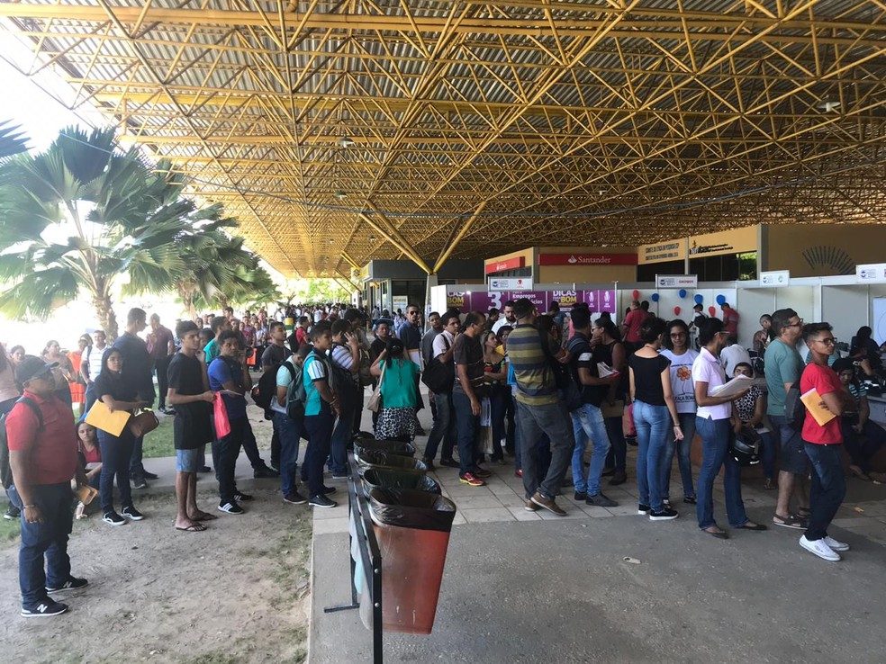 Feira de Empregos e Negócios lotou Espaço Rosa dos Ventos, na Ufpi. — Foto: Lorena Linhares/G1