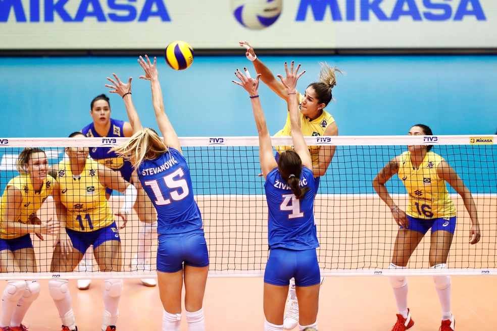Natália demoliu o bloqueio sérvio (Foto: FIVB / Divulgação)