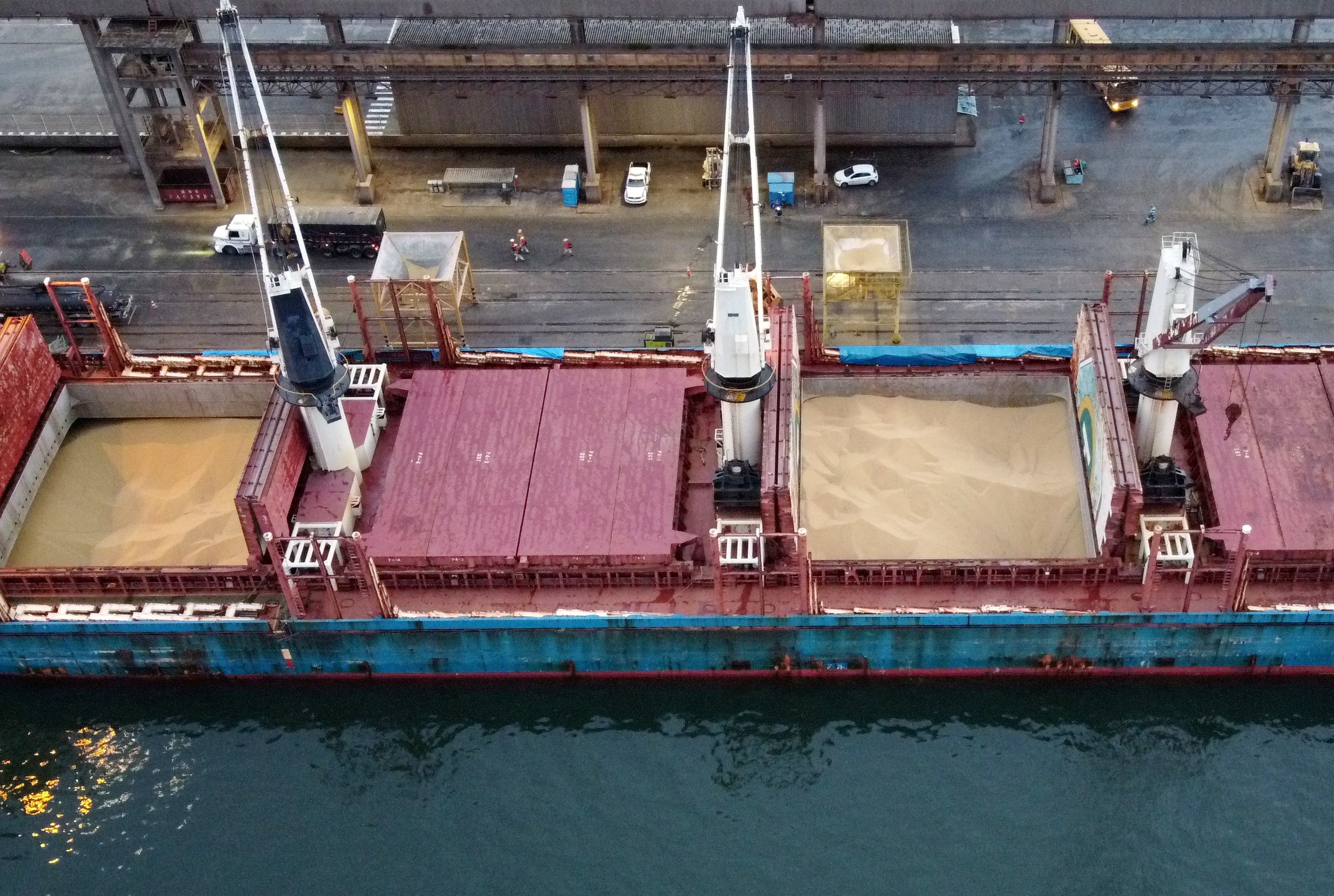 Navio descarrega soja importada nos EUA no porto de Paranaguá (PR) 03/12/2020 (Foto: REUTERS/Rodolfo Buhrer)