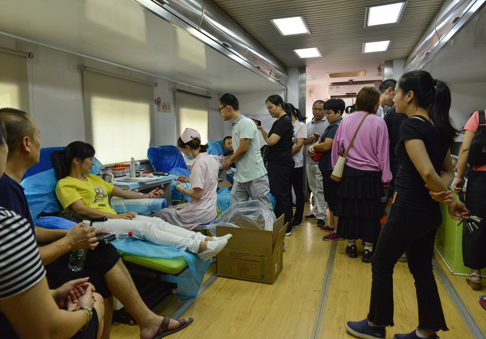Chineses doam sangue em hospital após atropelamento que matou 11 pessoas e feriu outras 44 — Foto: STR / AFP