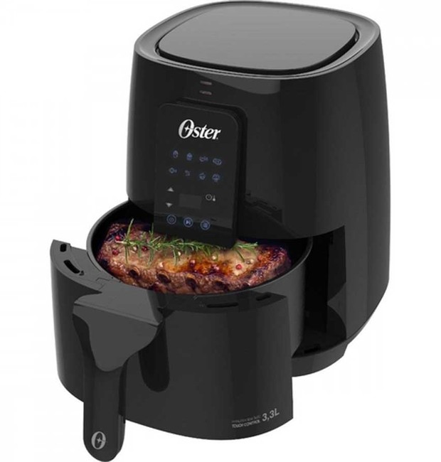 É possível fazer churrasco na fritadeira elétrica, com vários tipos de carnes. Esta é o modelo digital da Oster  (Foto: Reprodução / Shoptime)