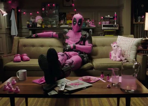 O ator Ryan Reynolds utilizando uma versão rosa do uniforme do herói Deadpool (Foto: Reprodução)