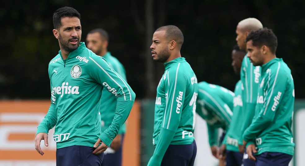 Luan (Ã  esq.) em treino do Palmeiras â Foto: Cesar Greco / Ag. Palmeiras