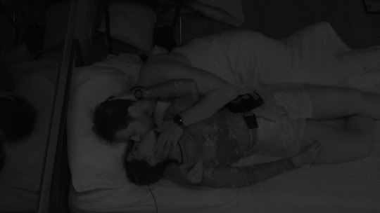 Laís e Gustavo deitam juntos e se beijam no Quarto Grunge do BBB 22
