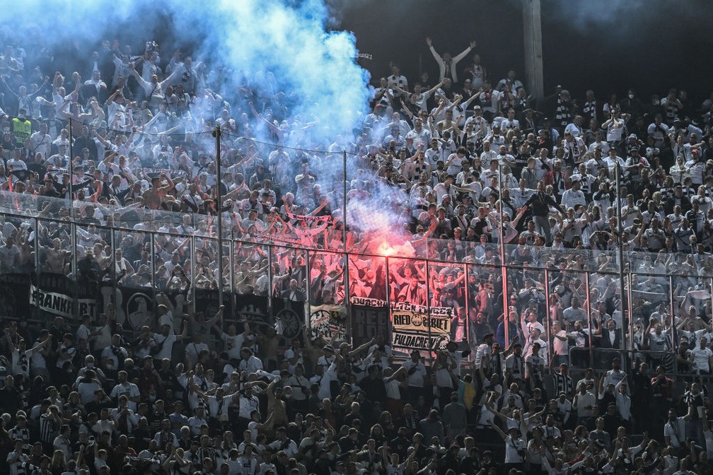 Torcedores do Eintracht Frankfurt invadem o Camp Nou em vitória sobre o Barcelona — Foto: Getty Images