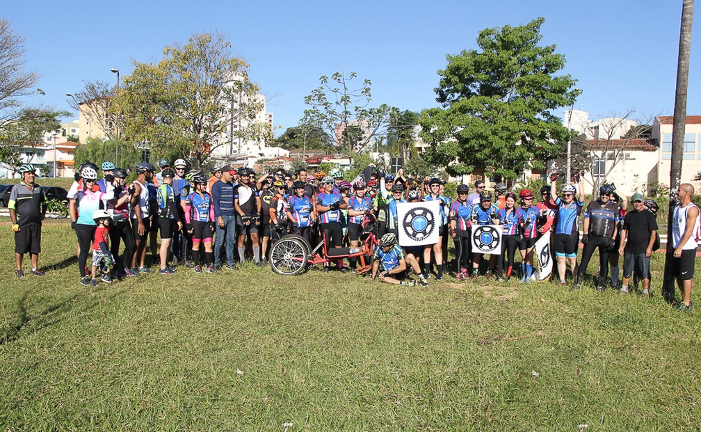 Ciclistas se reuniram no Parque do Kartódromo para levar a bike até a casa de Lucas — Foto: Fabio Rodrigues/G1