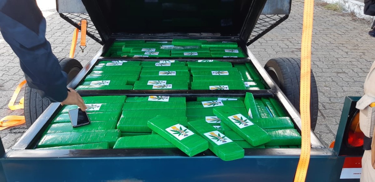 PRF apreende 170 quilos de maconha dentro de fundo falso de carretinha em Montes Claros