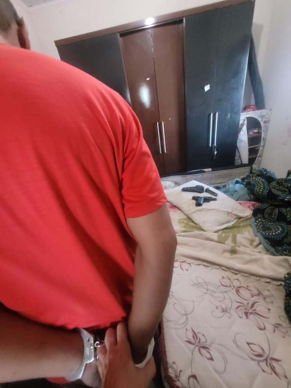 Homem foi preso em flagrante por manter mulher e três filhos em cárcere privado — Foto: Divulgação/Polícia Civil