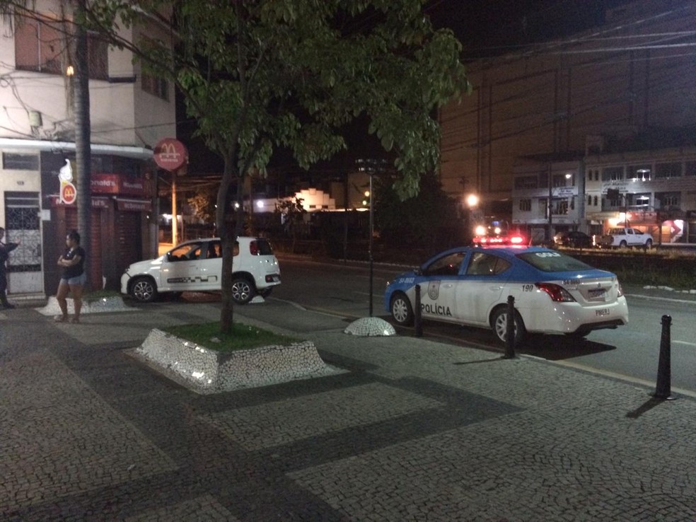 Adolescente morre e três ficam feridas após serem atropeladas na calçada em Barra Mansa — Foto: Vinicius Lima/G1