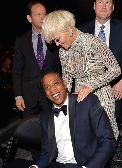 Rita Ora, a 'Becky do cabelo bom', numa festa ao lado do rapper Jay-Z, marido de Beyoncé (Foto: Getty/ Reprodução)