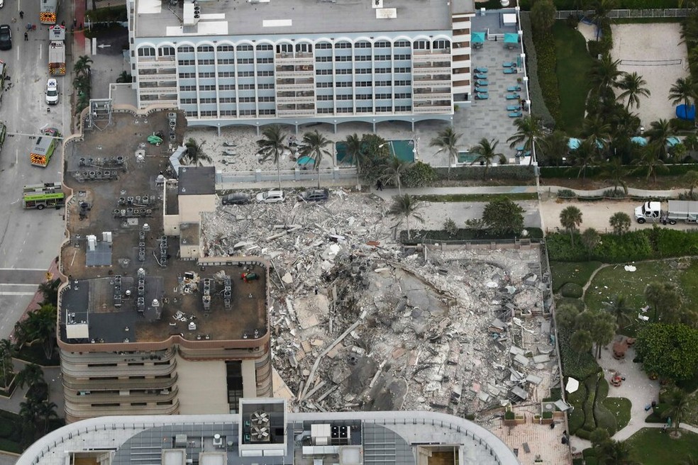 Vista aérea do prédio de 12 andares em Miami Beach que desabou nesta quinta-feira (24) — Foto: Amy Beth Bennett /South Florida Sun-Sentinel via AP