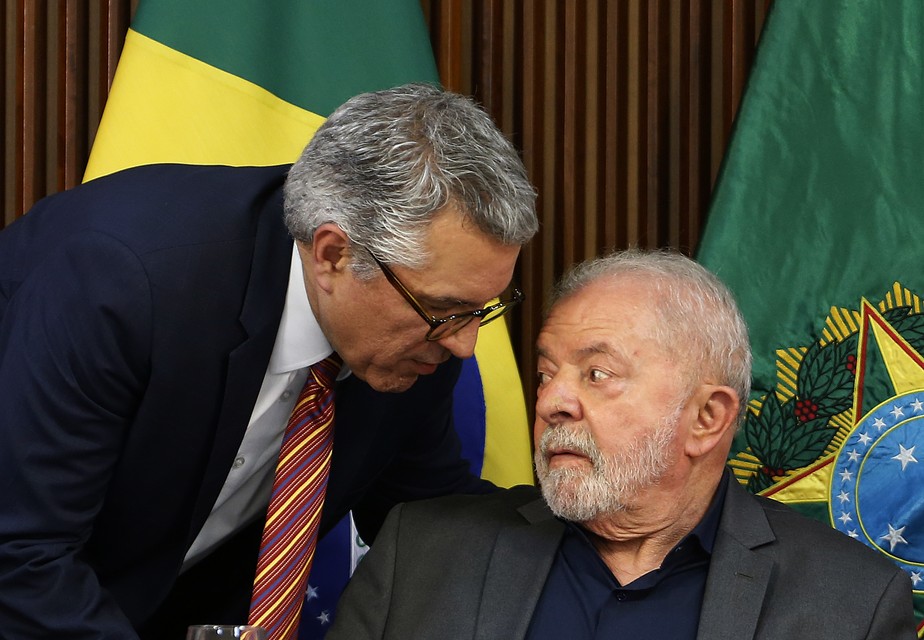 O ministro Alexandre Padilha ao lado do presidente Lula