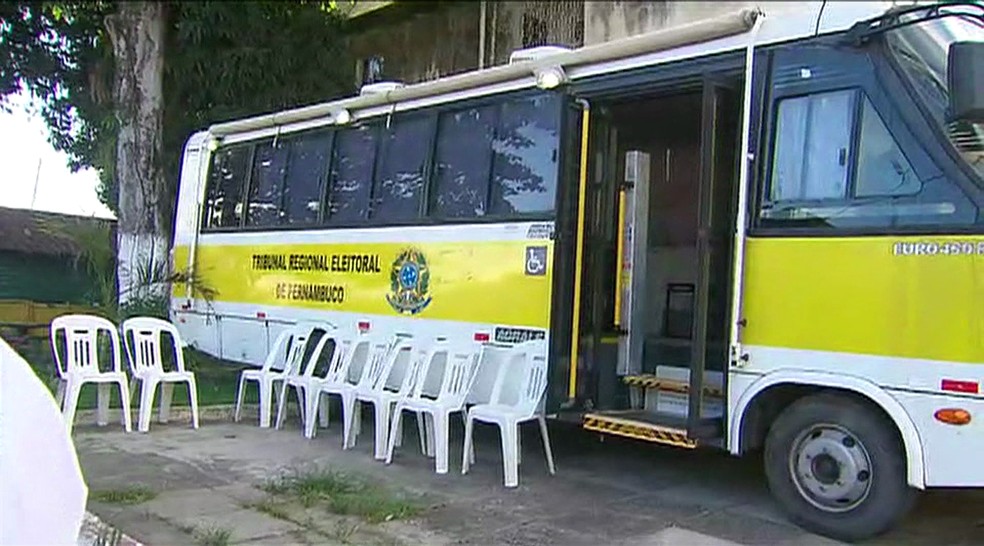 ônibus realiza atendimento biométrico no bairro de Tabatinga, em Camaragibe (Foto: Reprodução/TV Globo)