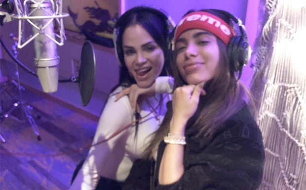 Com o marido, Anitta aparece grifadíssima com look de quase 20 mil