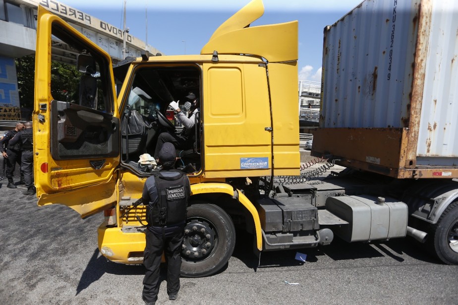 Peritos trabalham no caminhão de Jean Lucas Benjamin de Oliveira Alves, de 31 anos, morto nesta quarta-feira, dia 26