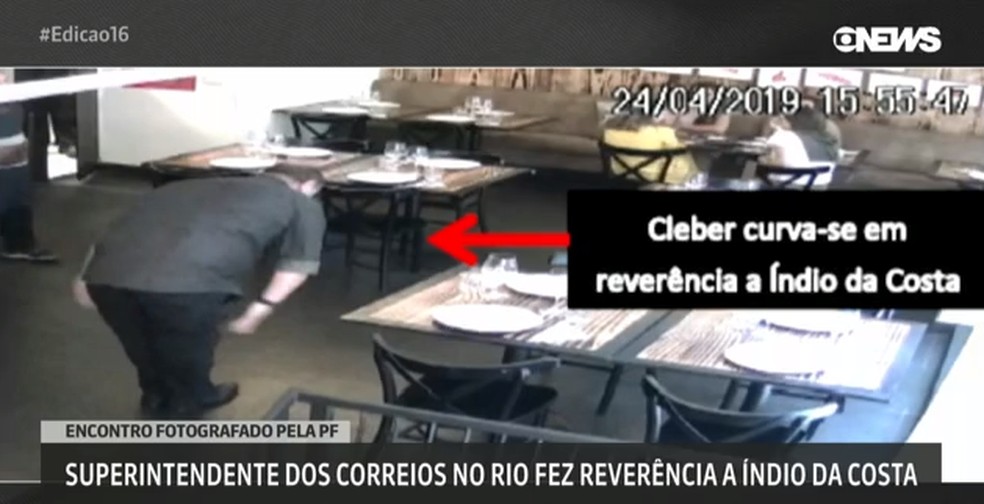 Cléber se curva em direção ao ex-deputado Índio da Costa assim que o encontra no restaurante — Foto: Divulgação Polícia Federal
